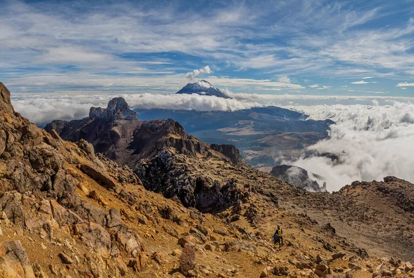 2人のハイカーが火山にハイキングに行きます 山の登山 地下水火山でのトレッキング — ストック写真