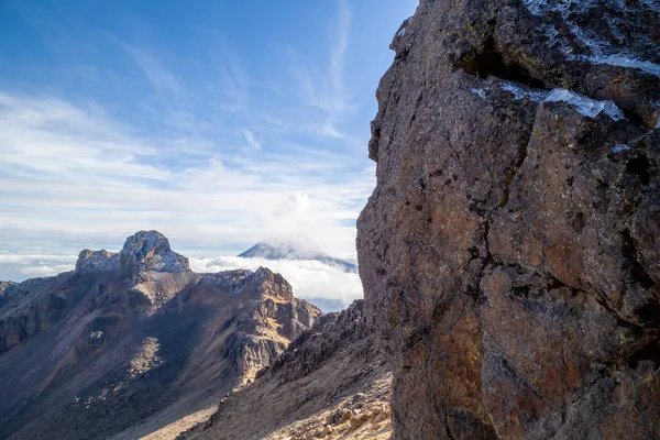 Primo Piano Una Mano Una Roccia Ghiacciata — Foto Stock