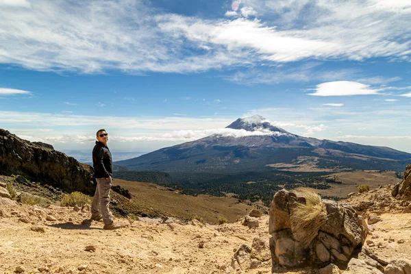 Άνθρωπος Έφτασε Στην Κορυφή Του Mountain Hiker Παρατηρεί Orizonte Στο — Φωτογραφία Αρχείου