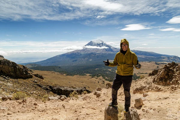 Hombre Alcanzó Cima Montaña Excursionista Observa Orizonte Abismo Del Volcán — Foto de Stock