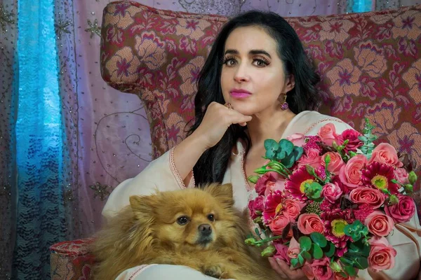 Hermosa Mujer Latina Con Flores Perro —  Fotos de Stock