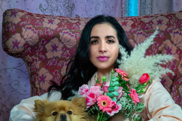 Mulher Latina Bonita Com Flores Cão — Fotografia de Stock