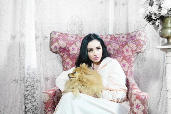 Vacker Elegant Kvinna Rosa Soffa Med Sin Pommerska Hund — Stockfoto