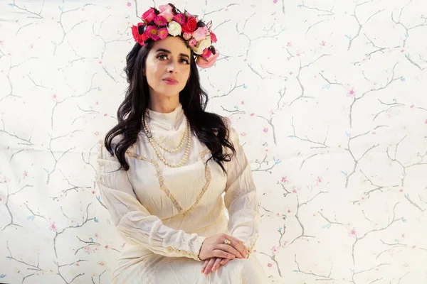 Vacker Latinamerikansk Kvinna Med Blommor — Stockfoto