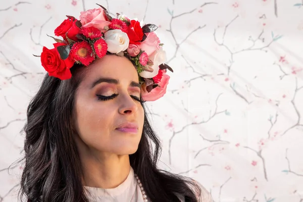 Vacker Latinamerikansk Kvinna Med Blommor Fantastisk Flicka Med Stora Bukett — Stockfoto