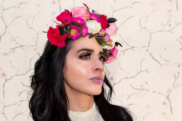 Vacker Latinamerikansk Kvinna Med Blommor Fantastisk Flicka Med Stora Bukett — Stockfoto
