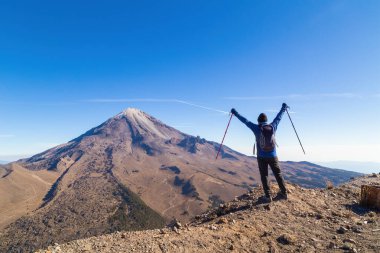 Meksika 'da Pico de Orizaba yanardağında yürüyüş sopası tutan bir erkeğin güzel bir fotoğrafı.
