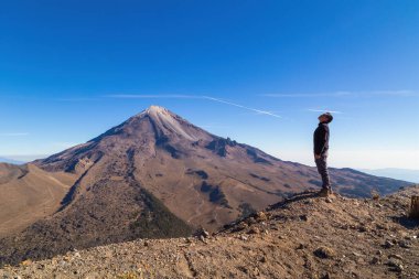 Meksika 'daki Pico de Orizaba Volkanı' nda duran bir erkeğin güzel bir fotoğrafı.