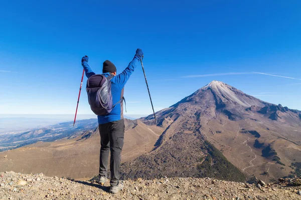 墨西哥奥里萨巴火山 一个漂亮的男子双手拿着手杖登山的照片 — 图库照片