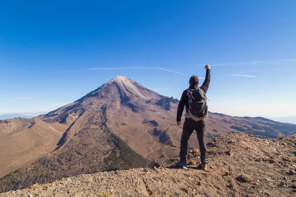 Een Prachtig Shot Van Een Mannetje Staand Pico Orizaba Volcano — Stockfoto