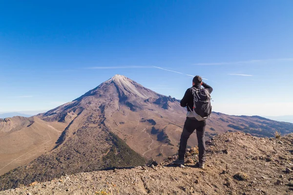 在墨西哥的皮科 奥里萨巴火山 一个漂亮的男人站在那里的照片 — 图库照片