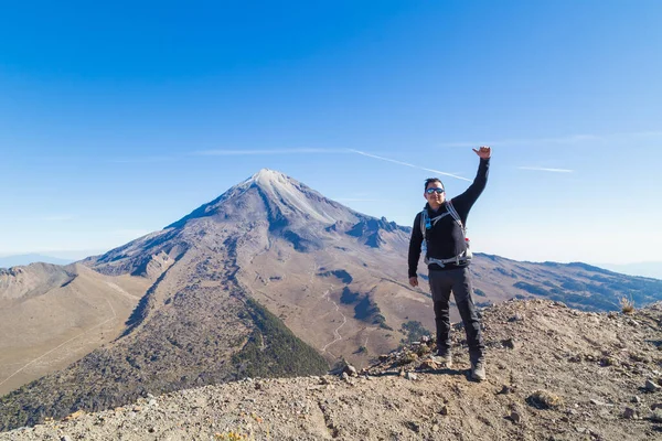 Een Prachtig Shot Van Een Mannetje Staand Pico Orizaba Volcano — Stockfoto