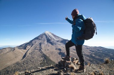 Meksika 'daki Pico de Orizaba Volkanı' nda duran bir erkeğin güzel bir fotoğrafı.