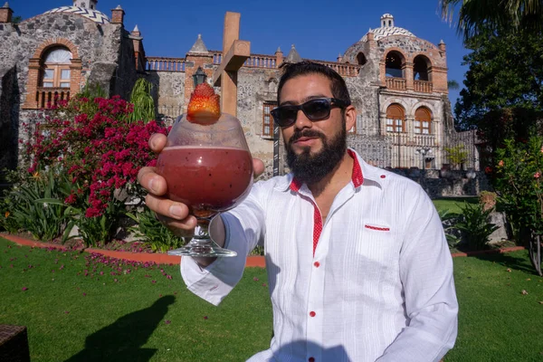 Hispanischer Mann Trinkt Erdbeer Smoothie Cholula Mexiko — Stockfoto
