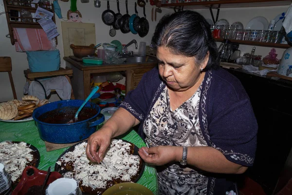 Kvinnlig Kock Som Poserar Med Tallrikar Traditionella Livsmedel Enchilada Mole — Stockfoto