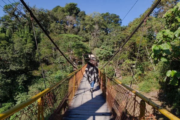 Reisekonzept Junge Frau Entdeckt Dschungel Freien — Stockfoto