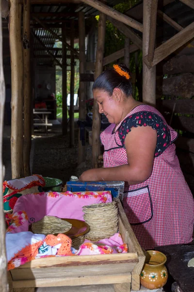 Foto Vertical Una Mujer Hispana Delantal Preparando Tortillas Mexicanas Tradicionales — Foto de Stock