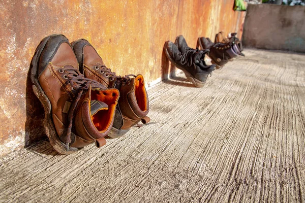 Captura Selectiva Enfoque Pares Zapatos Deportivos Secándose Bajo Sol —  Fotos de Stock