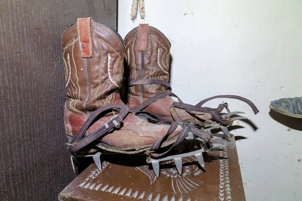 Closeup Shot Old Dusty Cowboy Boots Steel Crampons Ice Climbing — Stock Photo, Image