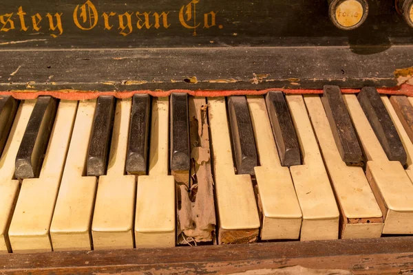 Nahaufnahme Einer Alten Klaviertastatur Mit Verstaubten Beschädigten Tasten — Stockfoto