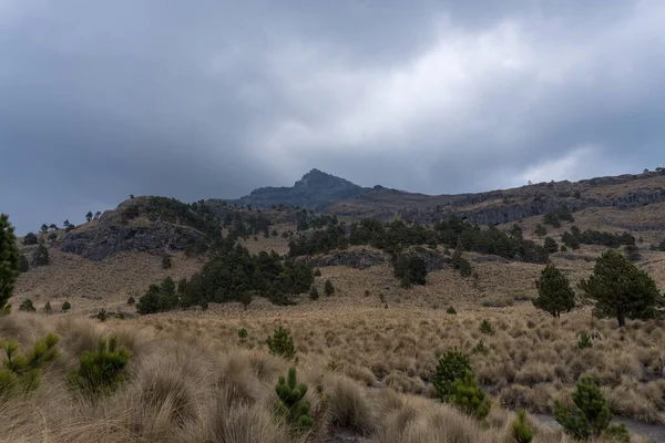 Een Prachtig Uitzicht Vulkanische Bergtop Iztaccihuatl Mexico Een Donkere Bewolkte — Stockfoto