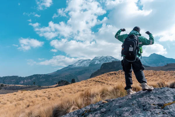 以Iztaccihuatl山为背景的观光客展示得奖姿态的背影 — 图库照片