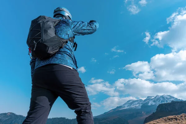 Achteraanzicht Van Een Toerist Met Een Rugzak Iztaccihuatl Vulkanische Berg — Stockfoto