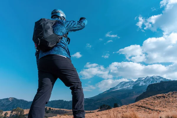 Achteraanzicht Van Een Toerist Met Een Rugzak Vulkanische Berg Iztaccihuatl — Stockfoto