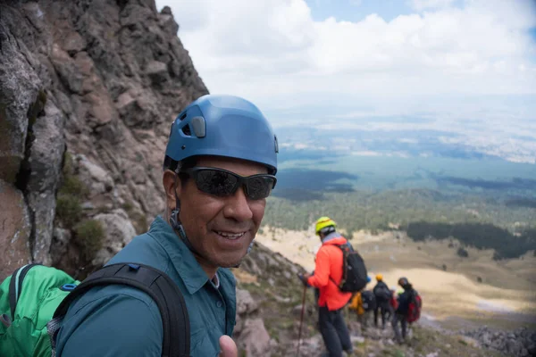 Caminhante Hispânico Sorridente Desfrutando Bela Vista Vulcão Malinche México — Fotografia de Stock