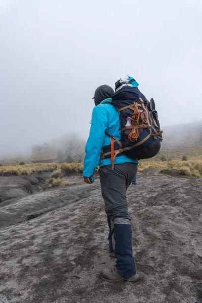 一只背着背包爬山爬上墨西哥Iztaccihuatl火山山顶的雄性 — 图库照片