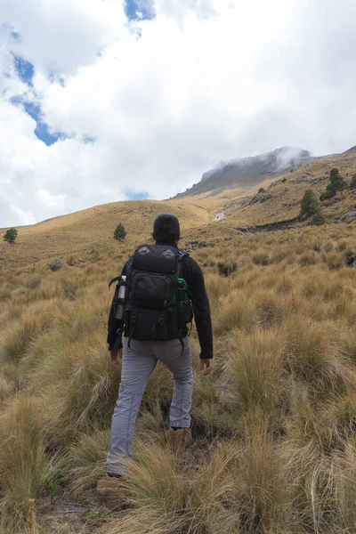 男子背着背包徒步旅行 爬上墨西哥Iztaccihuatl火山山顶 — 图库照片
