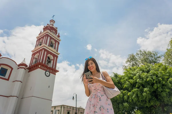 Een Schattige Vrolijke Vrouw Die Smartphone Naar Haar Foto Kijkt — Stockfoto