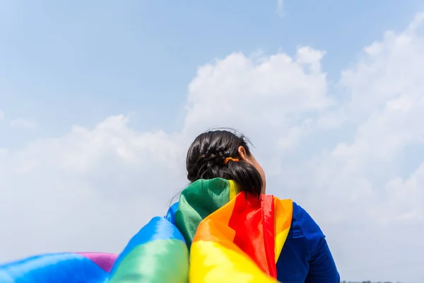 Primer Plano Una Niña Pequeña Con Una Bandera Arco Iris — Foto de Stock