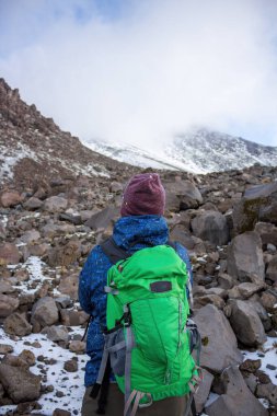 Sırt çantalı bir yürüyüşçü Pico de Orizaba 'ya tırmanıyor.