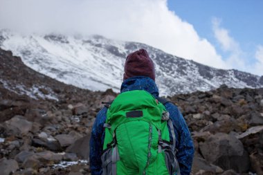 Sırt çantalı bir yürüyüşçü Pico de Orizaba 'ya tırmanıyor.