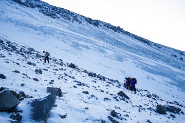 Bir grup yürüyüşçü Pico de Orizaba 'ya tırmanıyor.