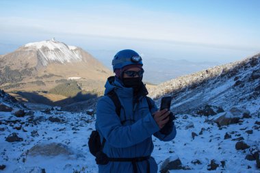 Yürüyüşçü, Pico de Orizaba 'da selfie çekiyor.