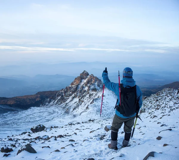 背着背包登山的徒步旅行者爬上了奥里萨巴广场 — 图库照片