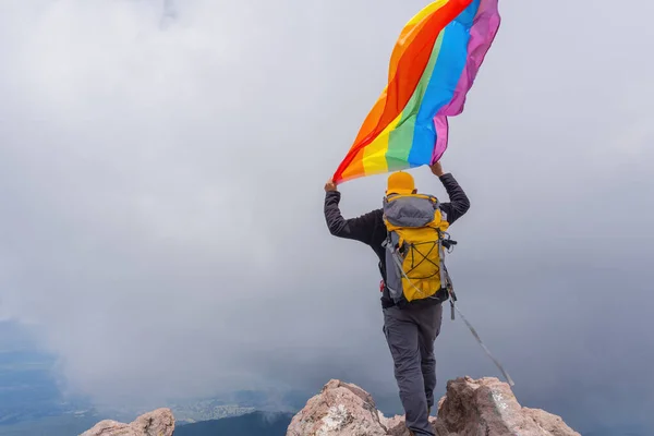 Excursionista Con Una Mochila Pie Cima Montaña Con Una Bandera — Foto de Stock