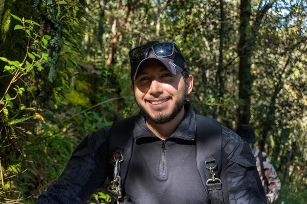 Portret Van Een Man Het Bos — Stockfoto