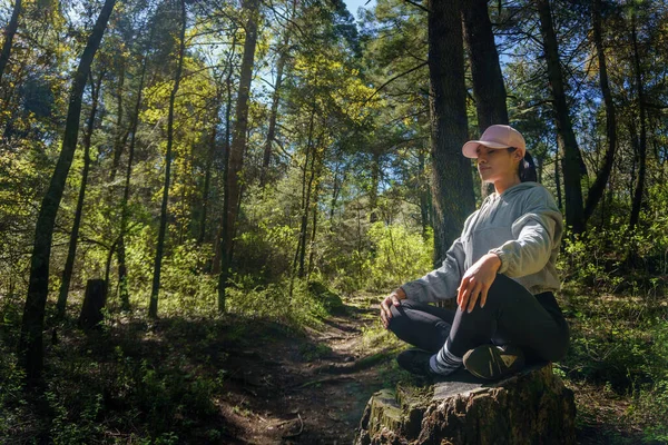 Een Jonge Spaanse Vrouw Oefent Yoga Een Klif Een Bos — Stockfoto