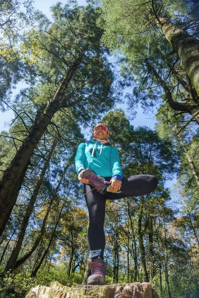 Een Jonge Spaanse Vrouw Oefent Yoga Een Klif Een Bos — Stockfoto