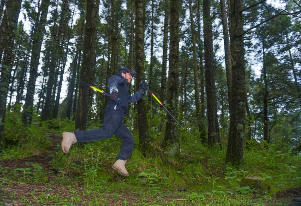 Man Springt Het Bos Met Wandelstokken — Stockfoto