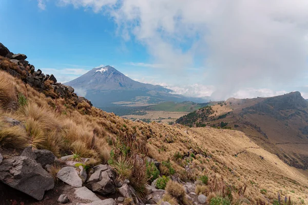 Volcán Popocatepetl Con Una Colina Rocosa Primer Plano — Foto de Stock