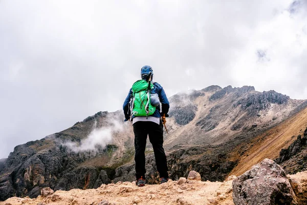 Achteraanzicht Van Een Wandelaar Met Een Groene Rugzak Met Een — Stockfoto