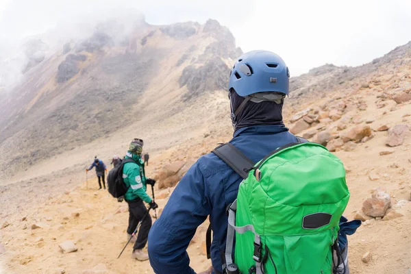 Grupo Caminhantes Com Mochilas Subindo Vulcão Iztaccihuatl Dia Nebuloso — Fotografia de Stock