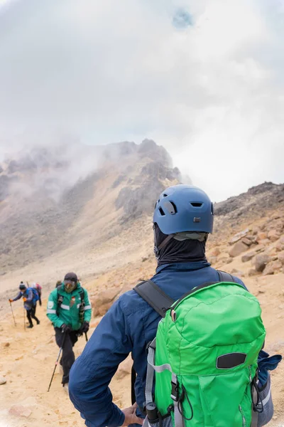 雾天背着背包攀登Iztaccihuatl火山的徒步旅行者的垂直照片 — 图库照片