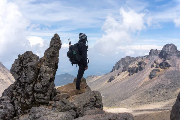 Вид Сзади Туриста Рюкзаком Вершине Вулкана Истаччиуатль — стоковое фото