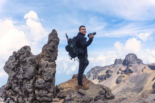 Улыбающийся Латиноамериканец Профессиональной Камерой Камере Вершине Вулкана Истаччиуатль — стоковое фото