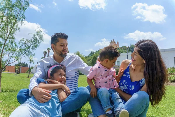 Porträt Einer Jungen Familie Park — Stockfoto